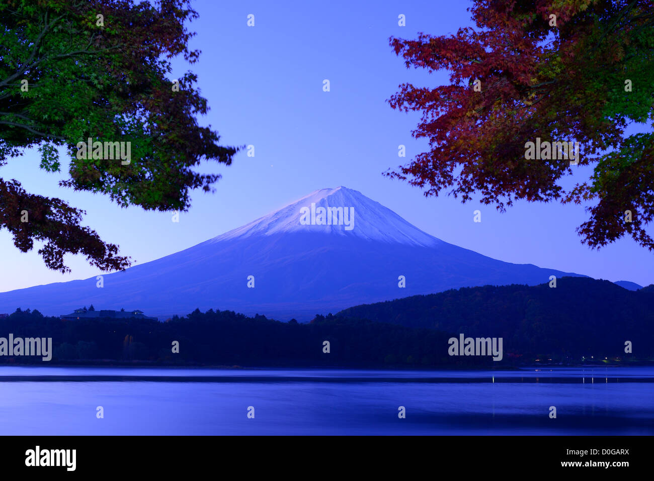 Le mont Fuji au crépuscule près du lac Kawaguchi dans la préfecture de Yamanashi, au Japon. Banque D'Images