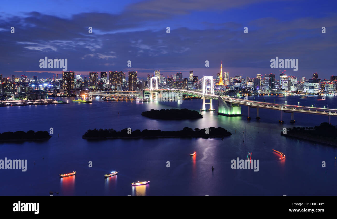Pont en arc-en-ciel enjambant la baie de Tokyo avec Tokyo Tower visible dans l'arrière-plan. Banque D'Images