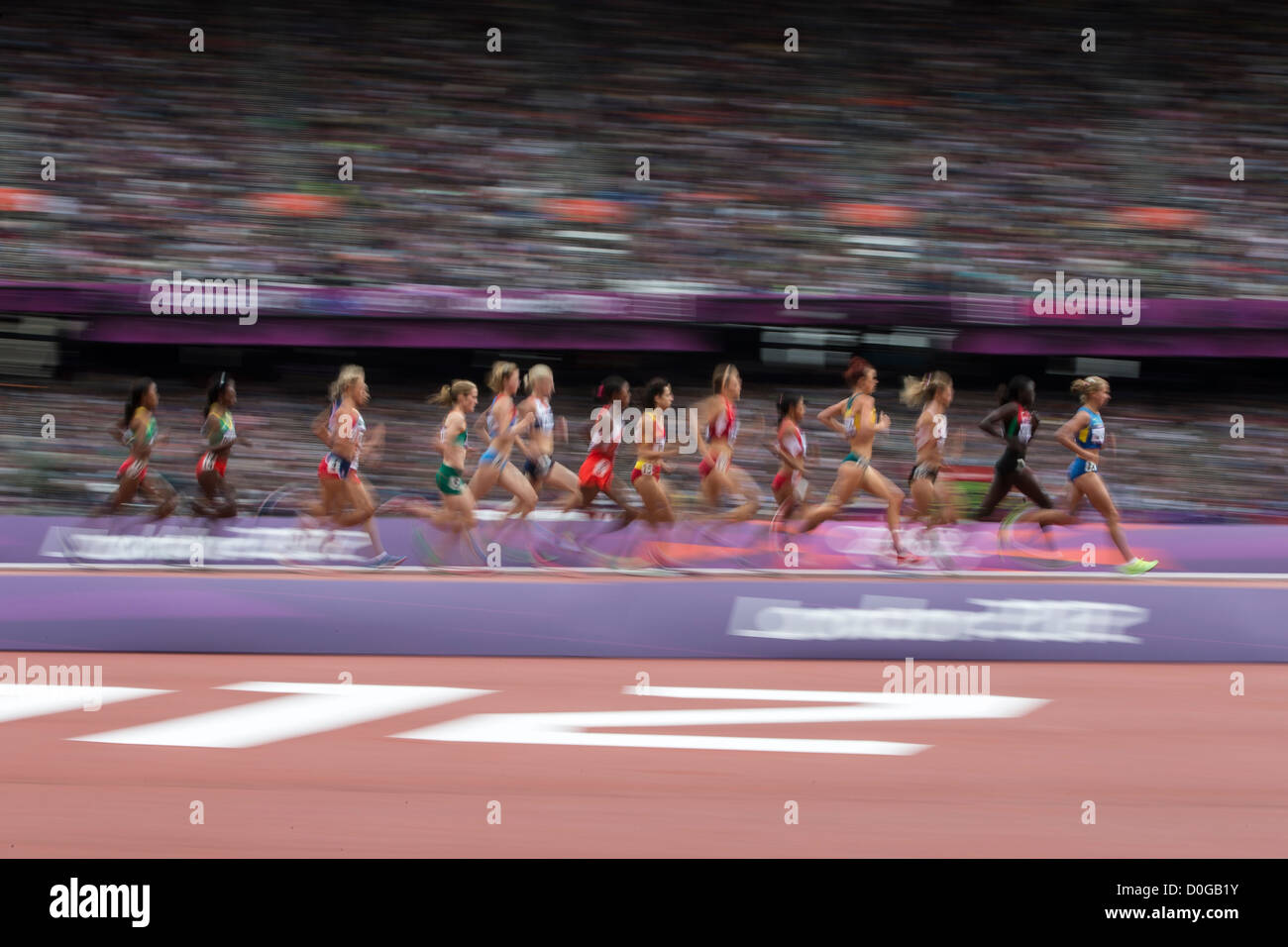 Action floue de concurrents dans la ronde du 5 000 m féminin à 1les Jeux Olympiques d'été, Londres 2012 Banque D'Images