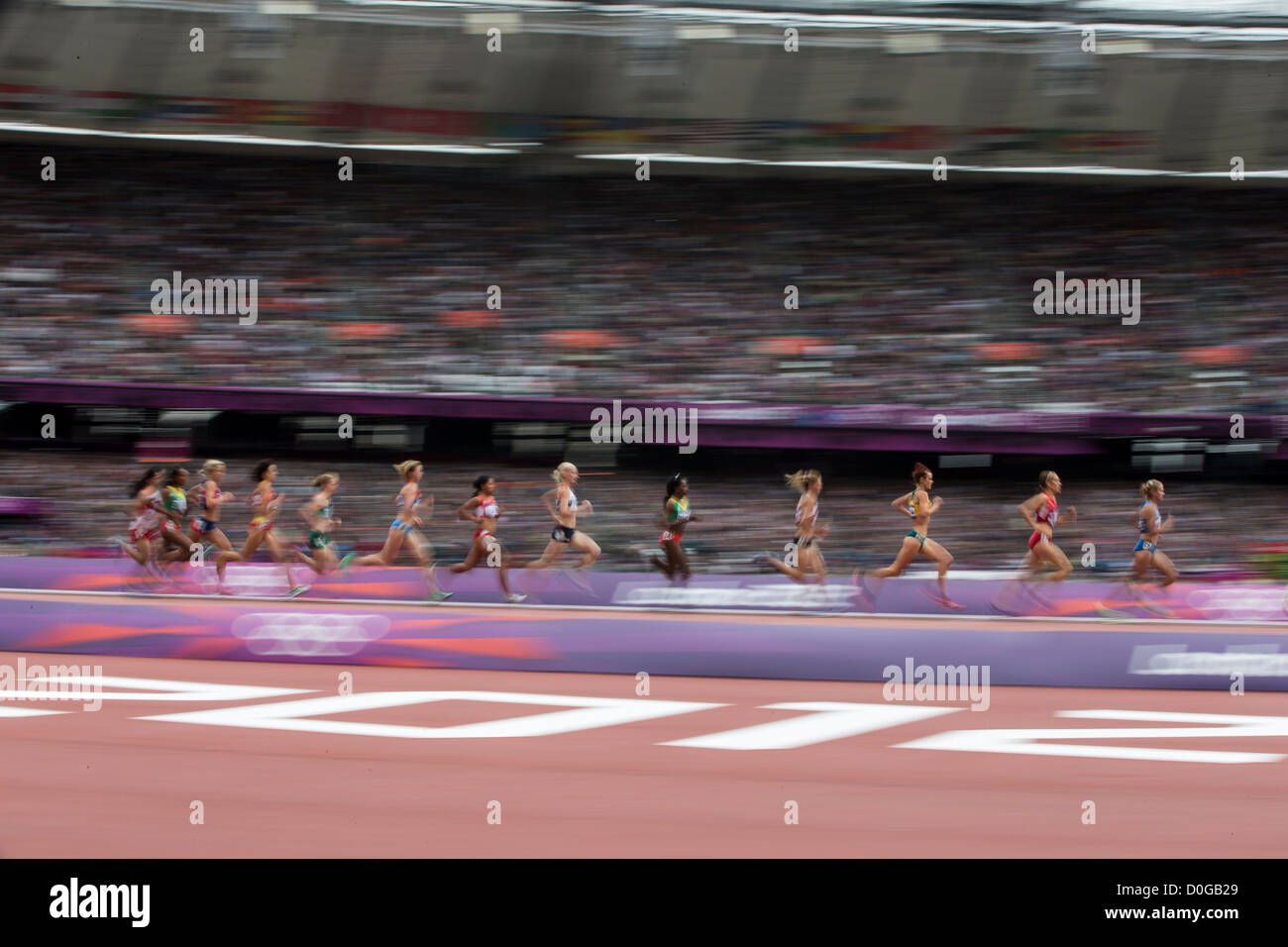 Action floue de concurrents dans la ronde du 5 000 m féminin à 1les Jeux Olympiques d'été, Londres 2012 Banque D'Images