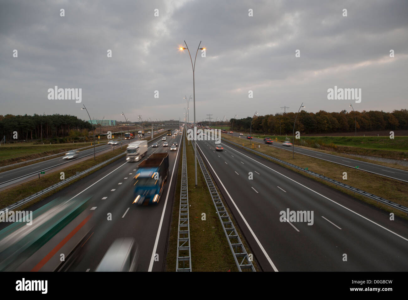 Les camions sur l'autoroute A67 à l'automne de nuit, route principale de Rotterdam et Anvers à l'Allemagne, les Pays-Bas Banque D'Images