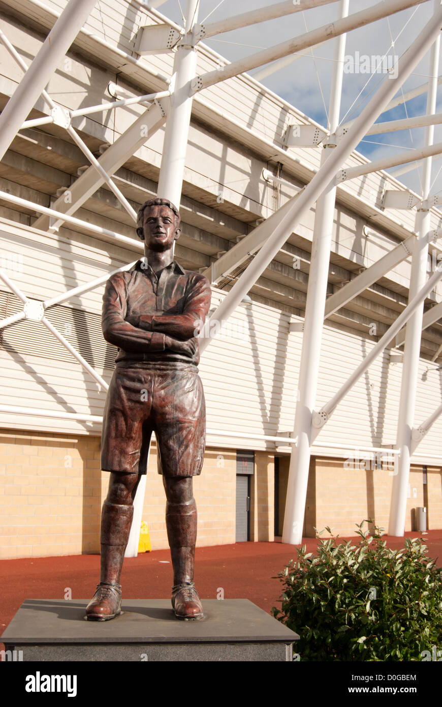 Statue d'Ivor Allchurch, le 'Golden Boy' à l'extérieur du stade Liberty, Swansea, terrain du Club de Football de la ville de Swansea, Royaume-Uni Banque D'Images