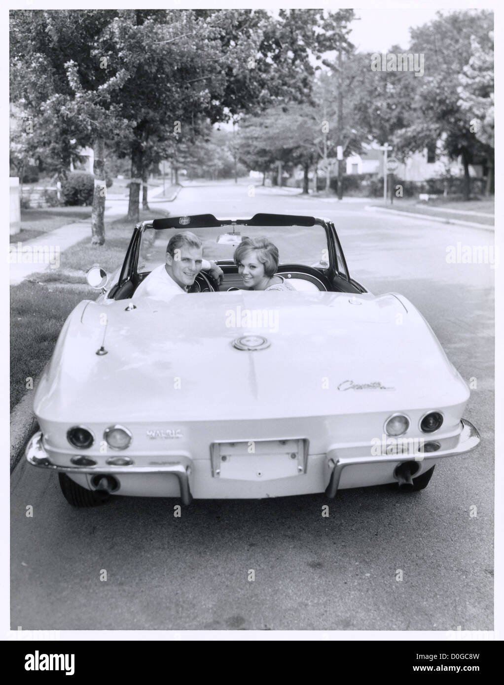 Couple dans Corvette à retour Banque D'Images