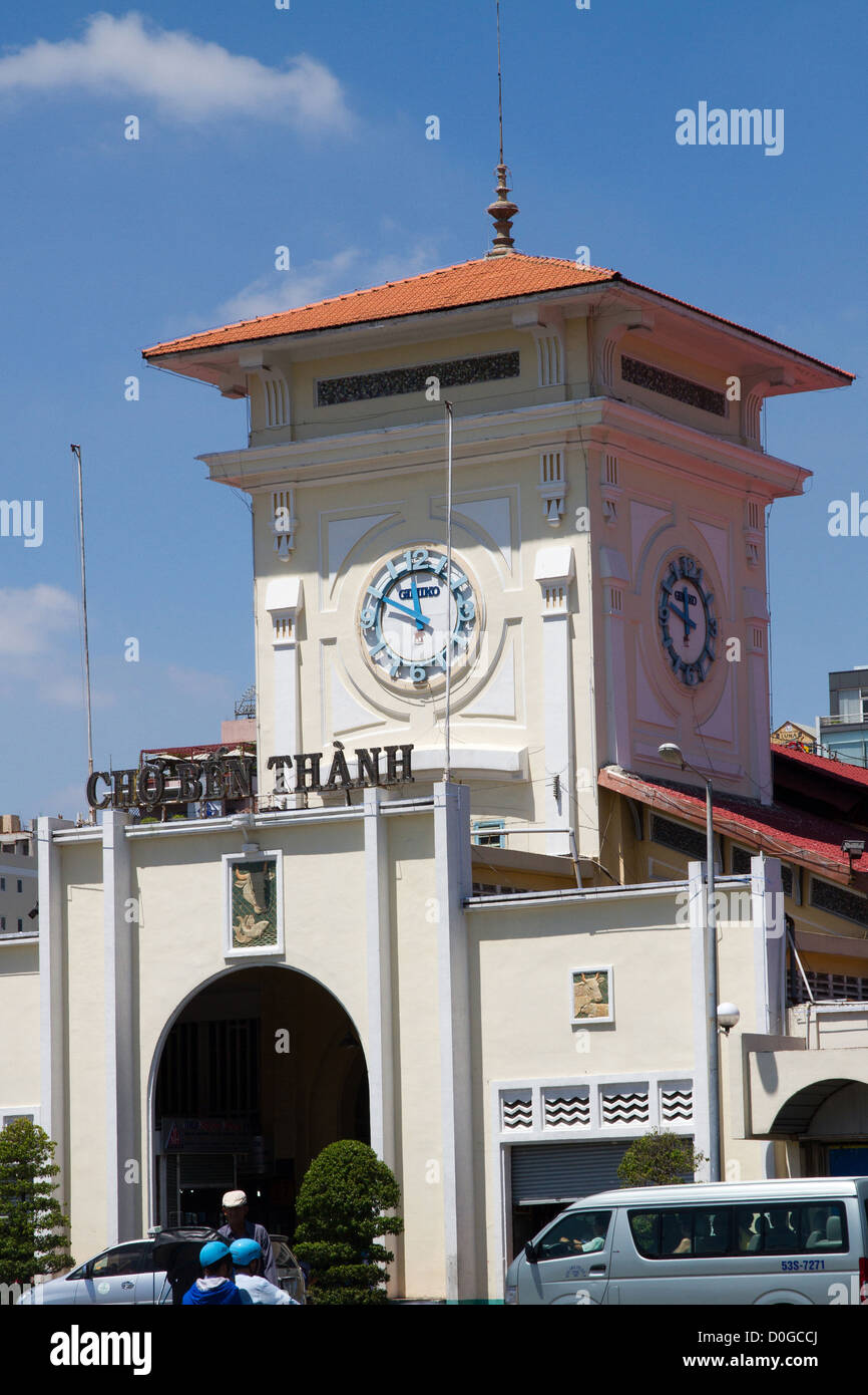 Entrée principale du marché Ben Thanh à Hô Chi Minh Ville au Vietnam. Banque D'Images