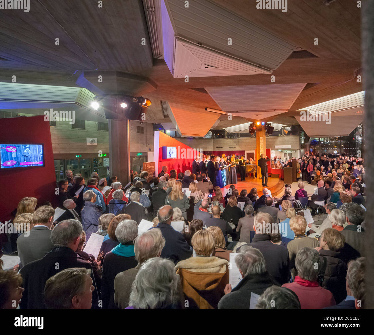 Une tradition de Noël de Londres : chanter Noël avec Harry Christophers et les seize dans le foyer de la Queen Elizabeth Hall Banque D'Images