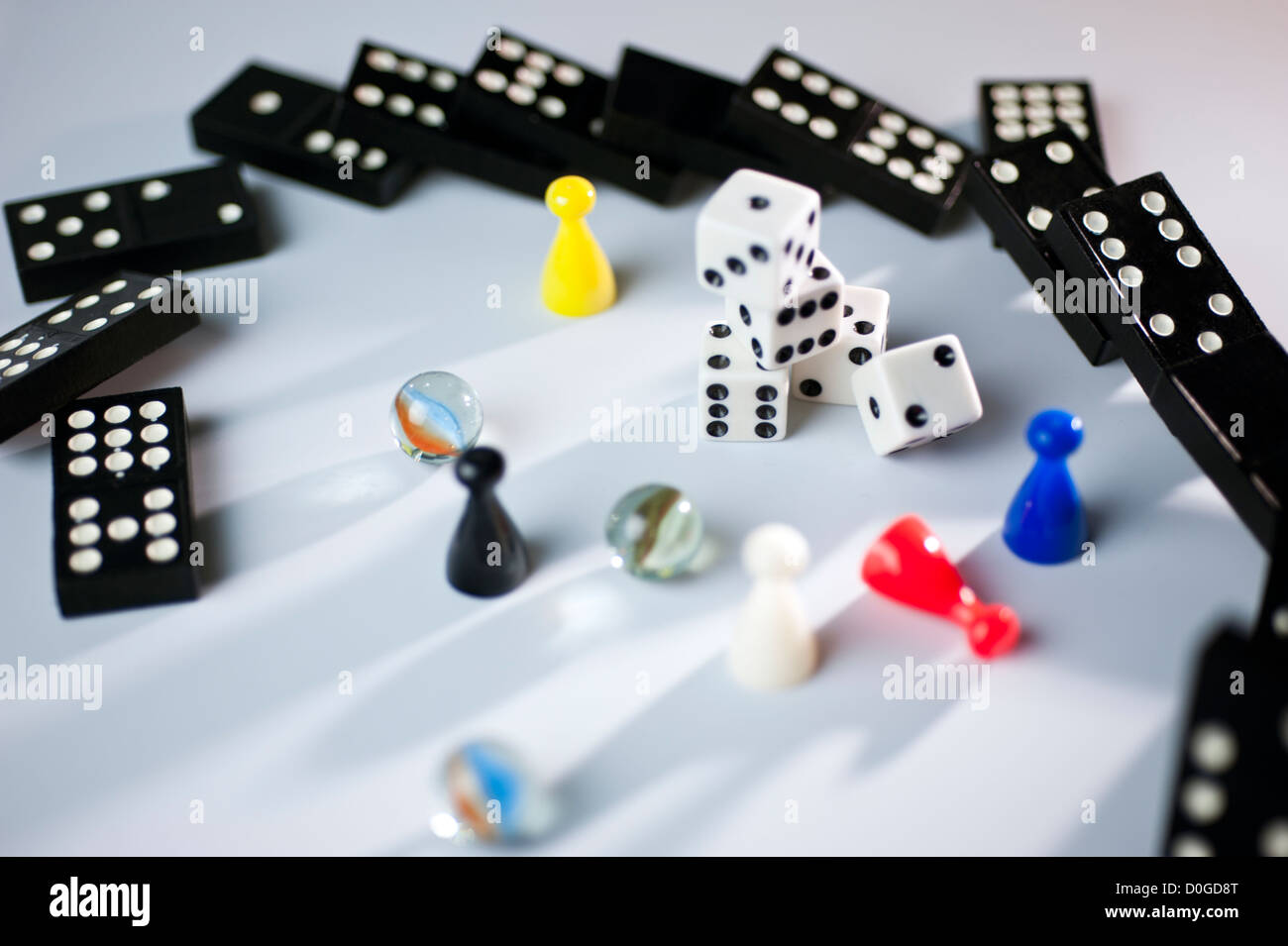 Configuration de la vie toujours des jouets pour enfants sur la table dés dominos et pièces de jeu Banque D'Images