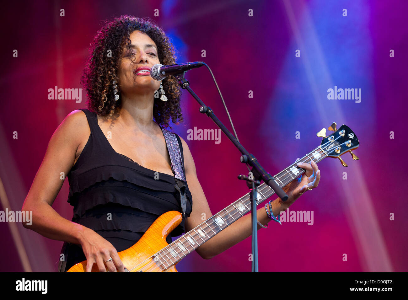 Alyson Palmer basse et chant Betty live lors du 1er Festival Unplugged de  Lisbonne - Jour 2 à Tapada da Ajuda. Lisbonne Photo Stock - Alamy