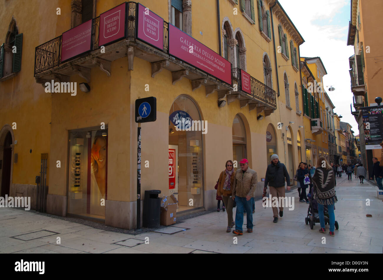 Via Mazzini rue piétonne, vieille ville ville de Vérone Vénétie Italie du nord Europe Banque D'Images