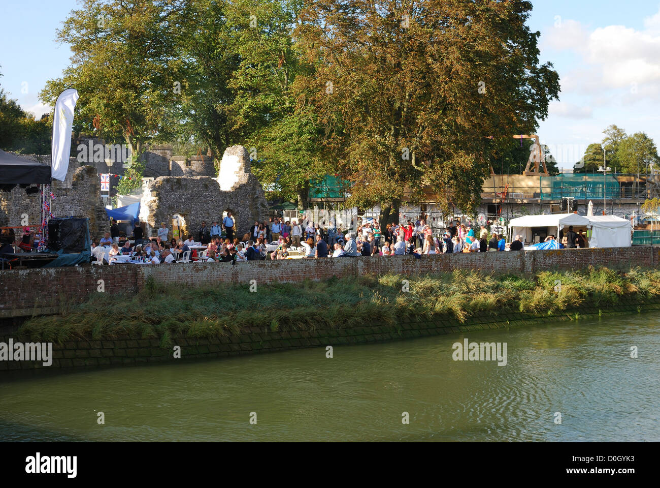 Les gens à la musique pour le Festival d'Arundel en ruines sur les bords de la rivière Arun. Arundel. West Sussex. L'Angleterre Banque D'Images