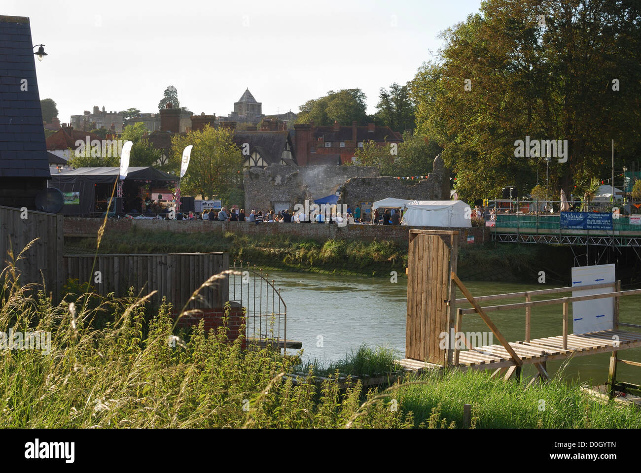 Les gens à la musique pour le Festival d'Arundel en ruines sur les bords de la rivière Arun. Arundel. West Sussex. L'Angleterre. Banque D'Images