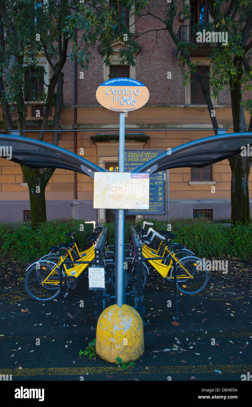 Location vélo scheme des vélos à Piazza Dante Alighieri square par gare la ville de Modène Émilie-Romagne Italie centrale Banque D'Images