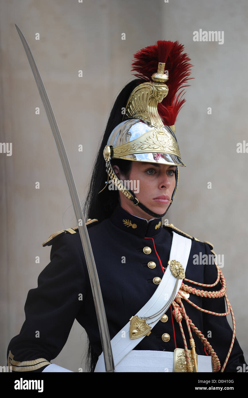 Femme française garde républicaine qui monte la garde en face de l'Elysée,  à Paris, France Photo Stock - Alamy