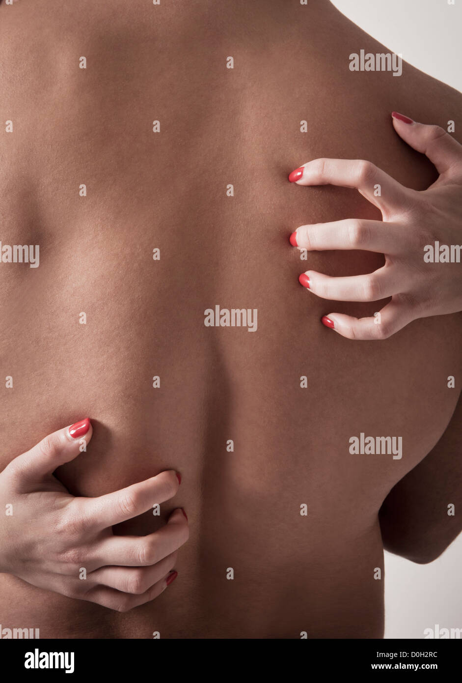 Mains d'une femme se gratter le dos d'un homme Photo Stock - Alamy