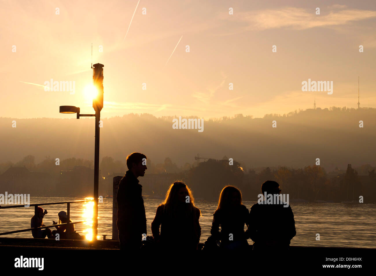 Silhouette au coucher du soleil le long du lac de Zurich en Suisse Banque D'Images