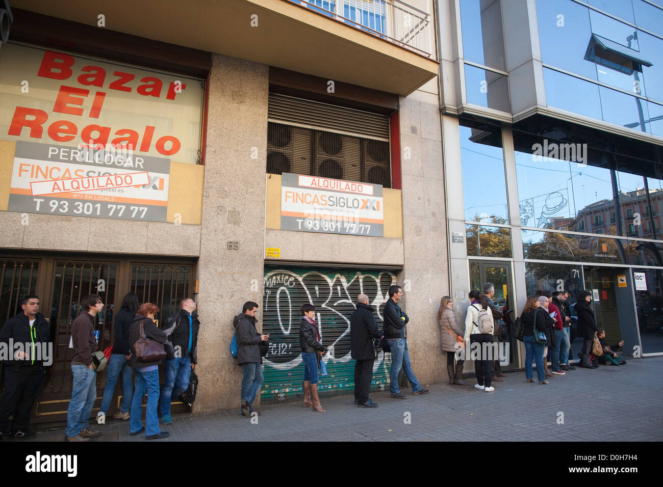 File d'adultes à l'extérieur du siège de l'Institut Obert de Catalunya, l'Institut Open de Catalogne, Ministère de l'éducation, Barcelone Banque D'Images