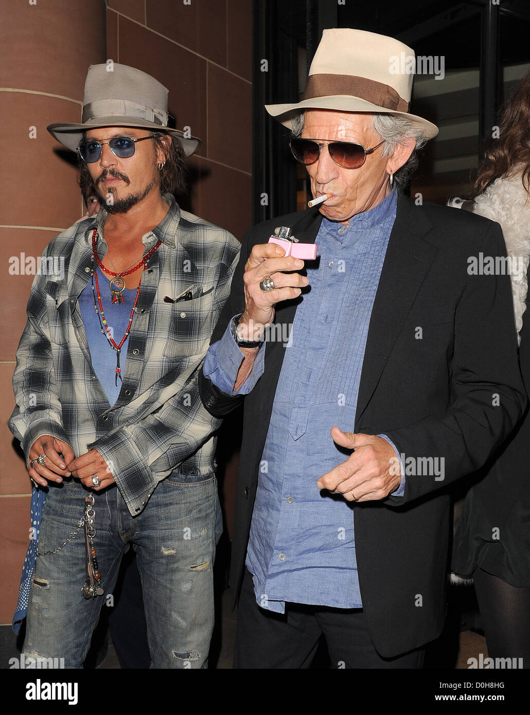 Johnny Depp et Keith Richards les deux portant des chapeaux et des lunettes  de Fedora, laissez C London restaurant London, England Photo Stock - Alamy