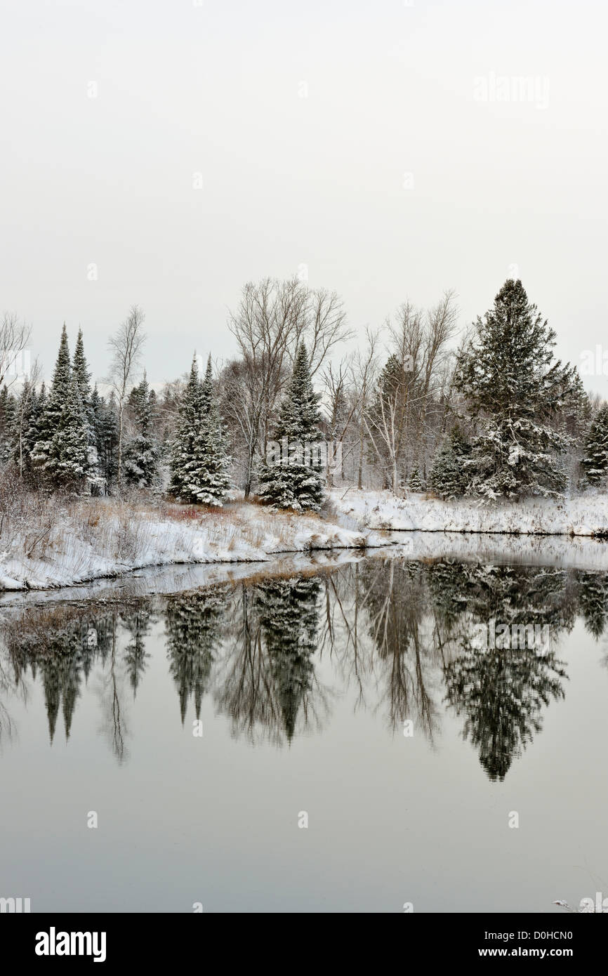 Neige fraîche et l'eau libre le long du ruisseau Junction après un blizzard de printemps, le Grand Sudbury, Ontario, Canada Banque D'Images