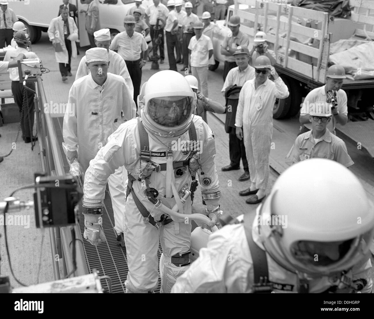 Gemini 5 Premier équipage, Charles "Pete" Conrad et Gordon Cooper dans leurs costumes de la pression d'argent sont accueillis par les employés comme ils mak Banque D'Images