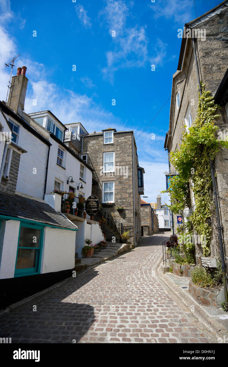 Une petite rue pavée à St Ives avec bed and breakfast signes et de ciel bleu. Banque D'Images