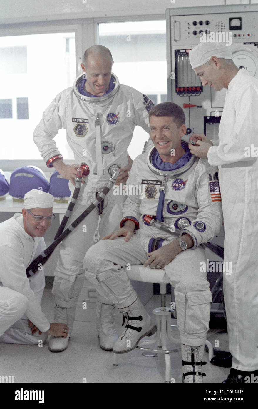 Les astronautes Walter M. Schirra Jr. (assis), commande pilote, et Thomas P. Stafford, pilote, Gemini 6 premier équipage, passer par fonction Banque D'Images