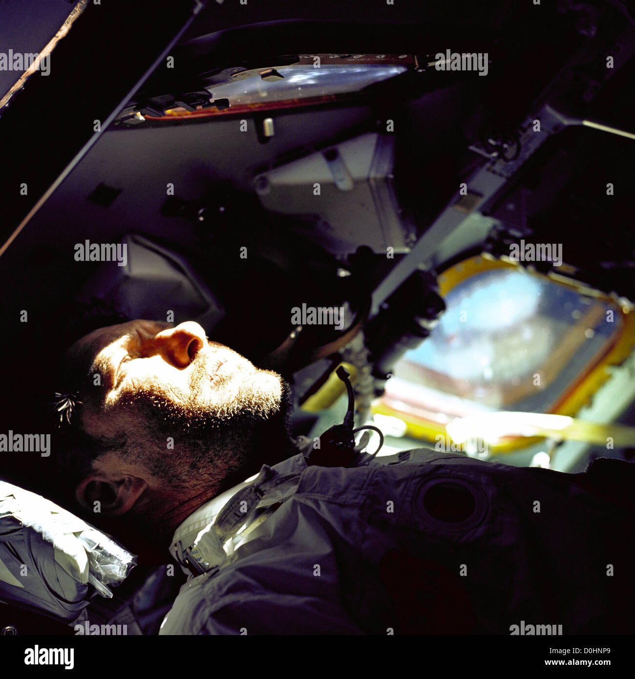 Une barbe fournie couvre le visage de l'astronaute Walter M. Schirra, Jr., commandant d'Apollo 7, comme il regarde par la fenêtre de rendez-vous dans Banque D'Images