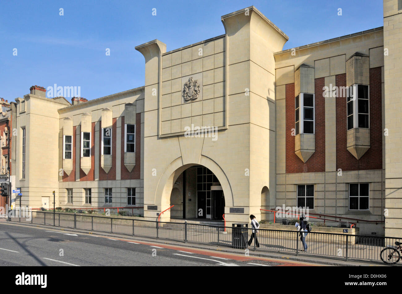 Magistrates court & Royal Coat of Armoiries of United Kingdom dans une structure moderne construite à des fins de scène de rue à Stratford Newham East London Angleterre Royaume-Uni Banque D'Images