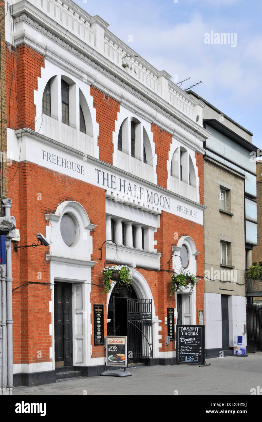 La demi-lune une Pub Wetherspoon J D'intérieur présente des souvenirs de l'histoire de l'East London à Mile End Road Stepney est de Londres Angleterre Royaume-uni Banque D'Images