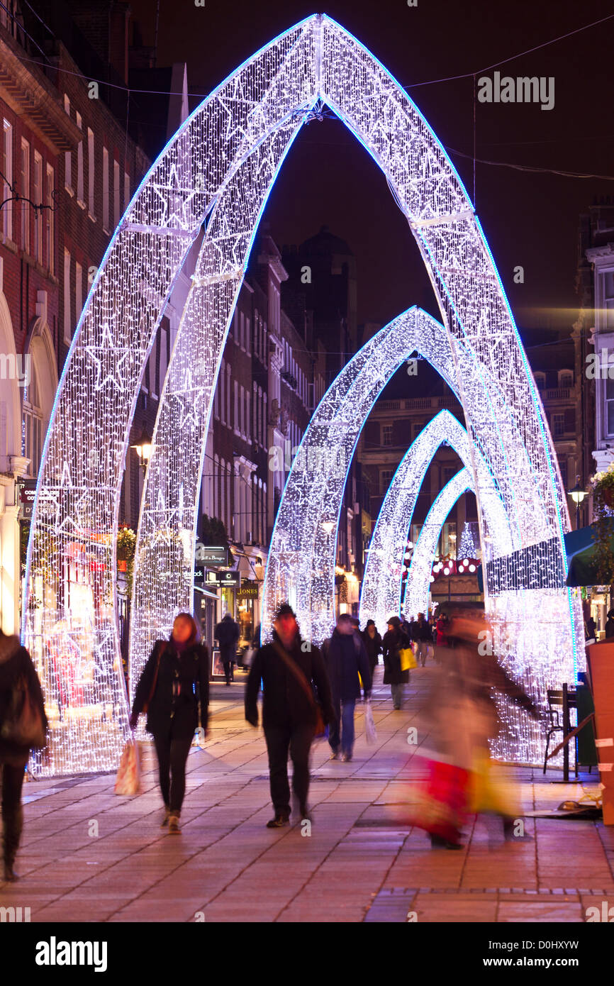 Les lumières de Noël sur South Molton Street à Londres. Banque D'Images