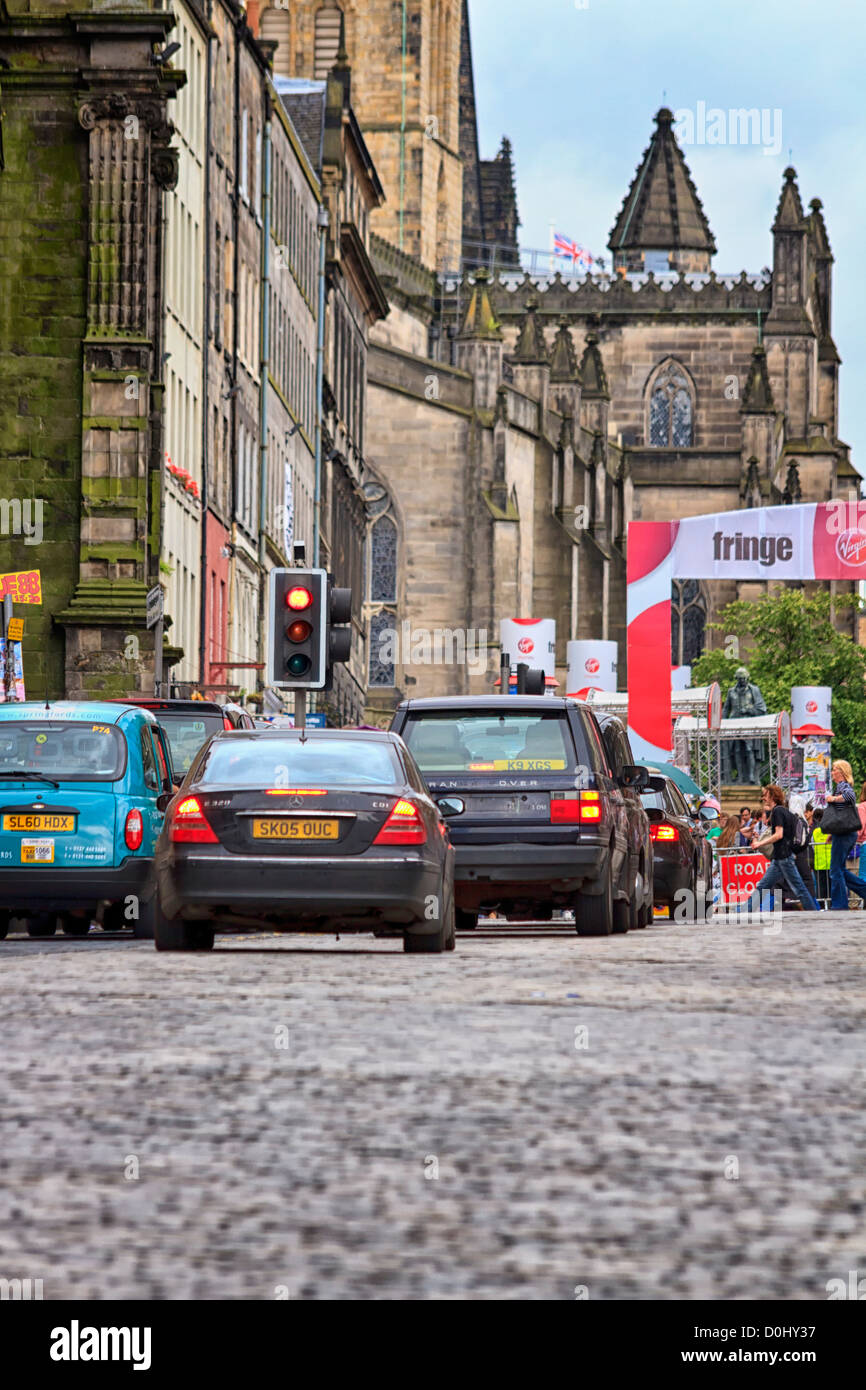 Voitures arrêtées aux feux de circulation, Royal Mile, Édimbourg, Écosse Banque D'Images