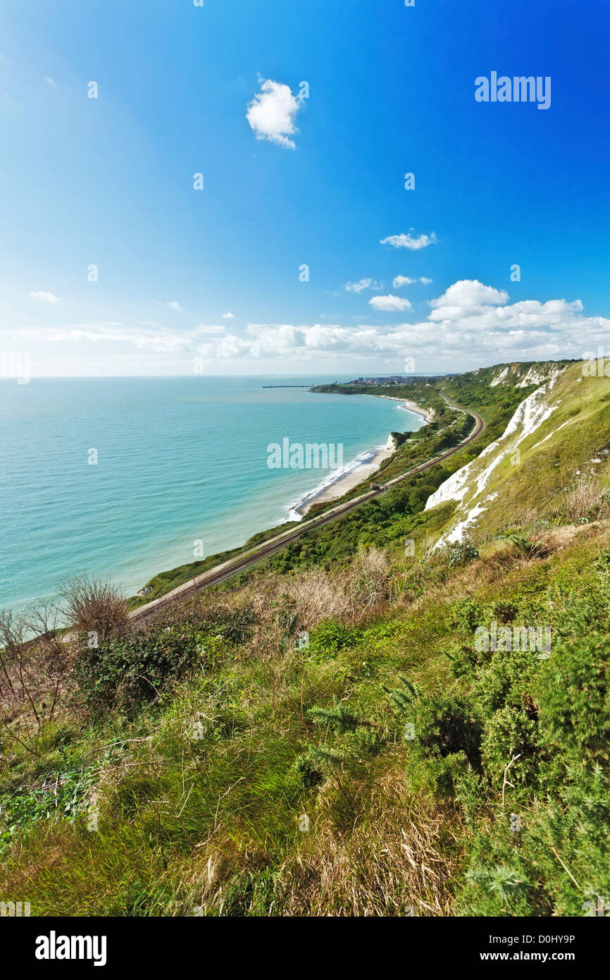 Une vue de les falaises blanches de Douvres et Folkestone vers la Manche. Banque D'Images