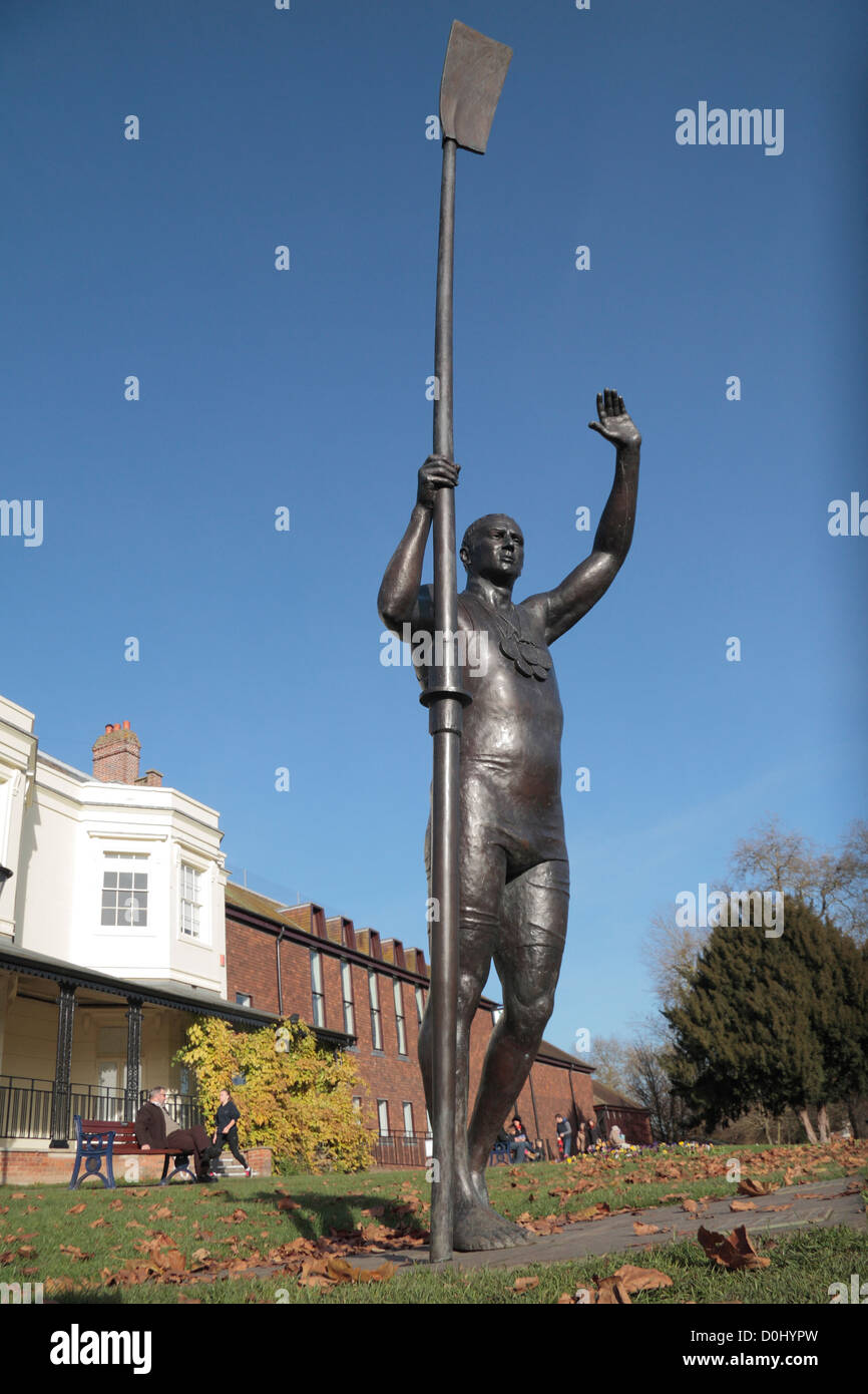 La statue de Sir Steve Redgrave, un rameur olympique, sur les rives de la Tamise, à Marlow, dans le Buckinghamshire, Royaume-Uni. Banque D'Images
