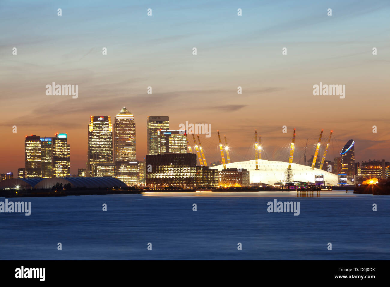 Une vue de la Tamise en direction de la ville de Londres et de l'O2 Arena et Canary Wharf au coucher du soleil. Banque D'Images