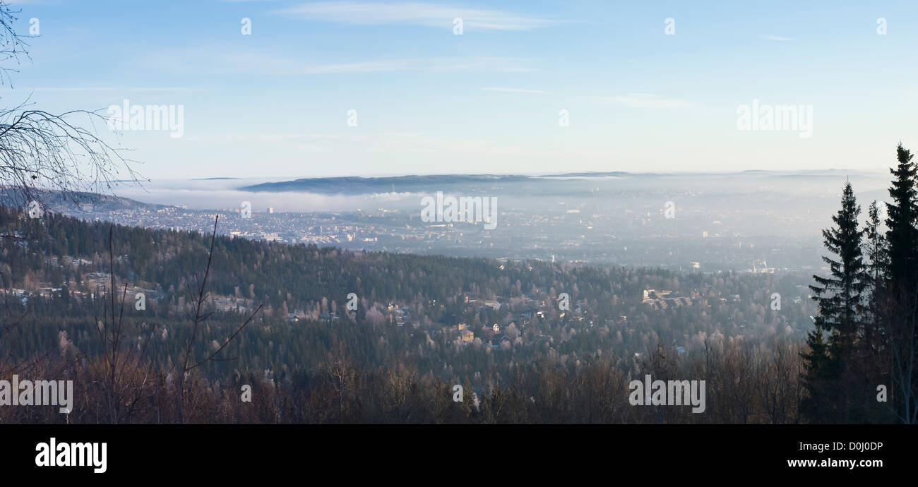 Panorama de Groruddalen Oslo Norvège vu de Holmenkollen en plein hiver Banque D'Images