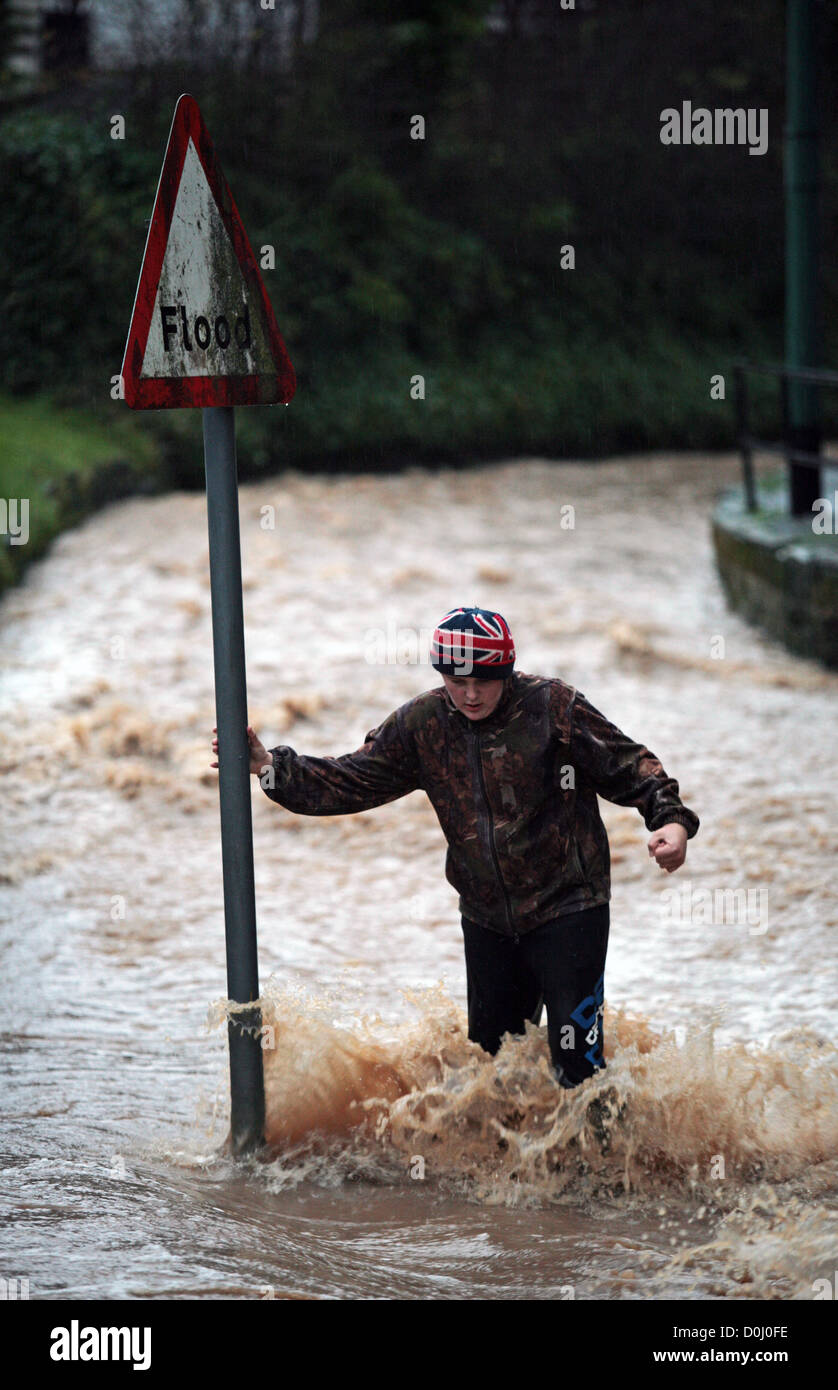 Un piéton se rend le long d'une rue Dam inondée à Loftus, East Cleveland, Royaume-Uni. 24/11/2012. Photo: Stuart Boulton. Banque D'Images