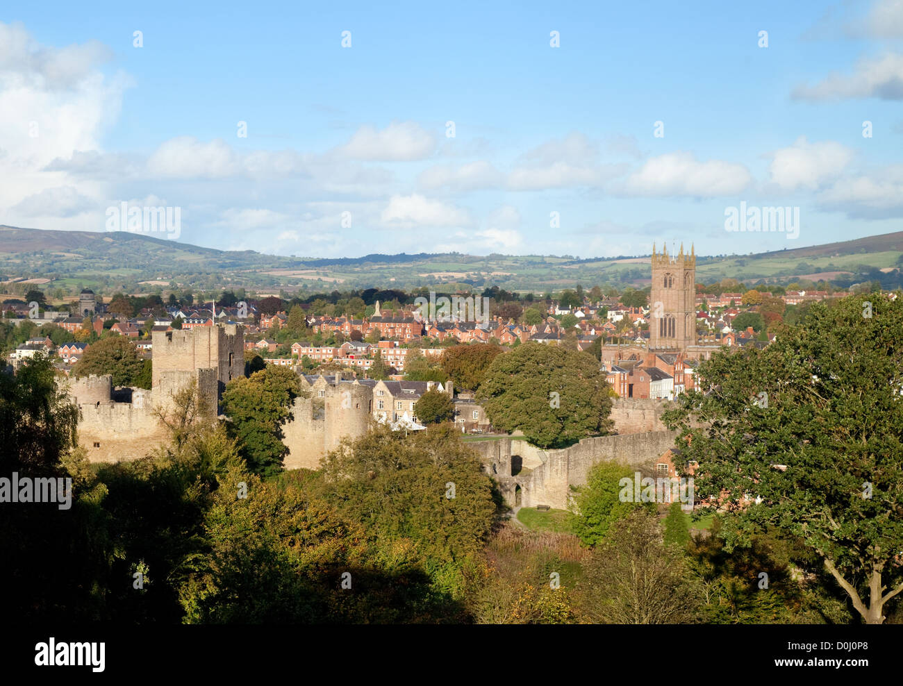Vue de la ville de Ludlow avec St Laurence Church et Shropshire Ludlow Castle, UK Banque D'Images