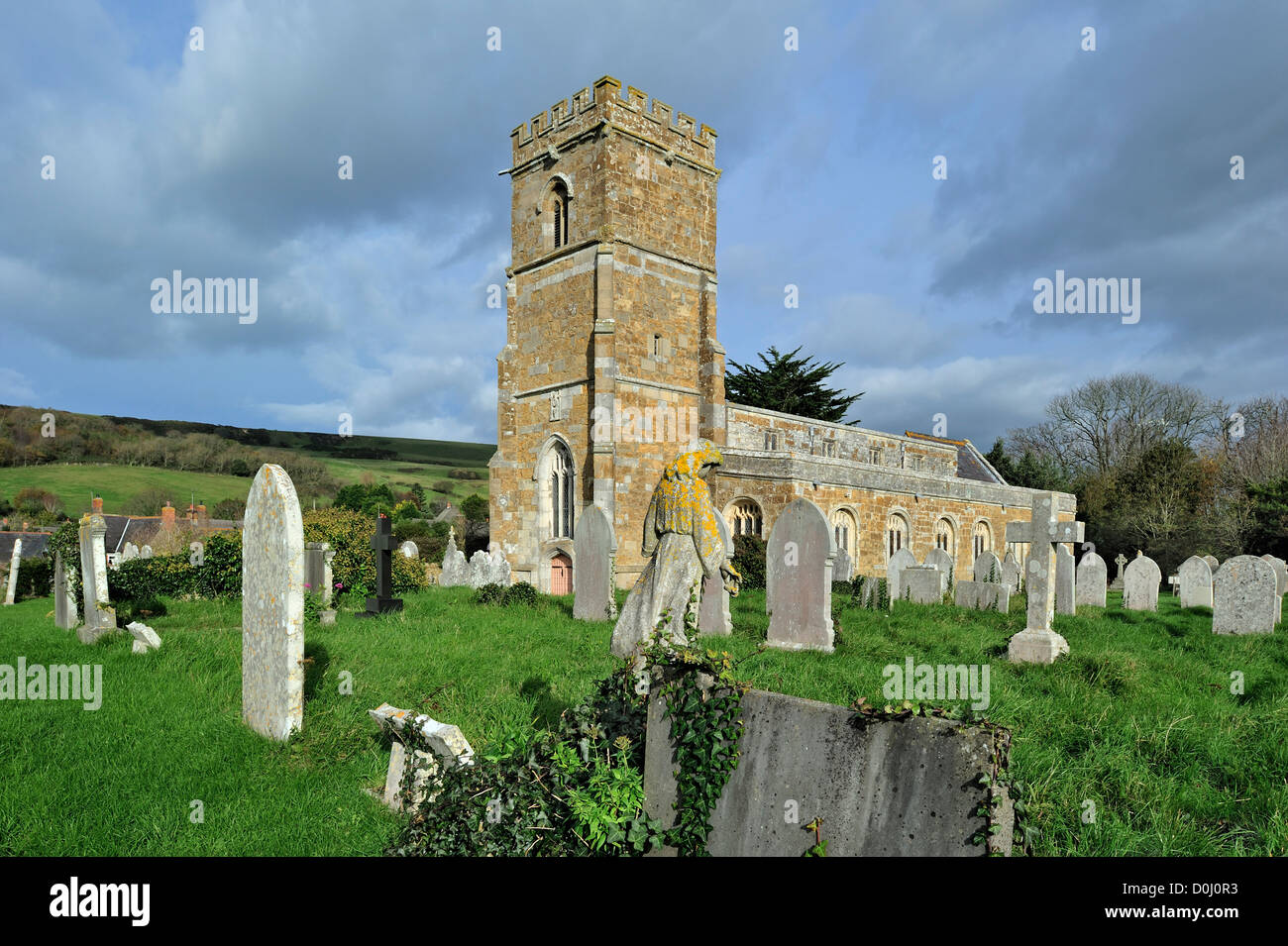 Tombes anciennes au cimetière de l'église paroissiale de St Nicholas à Abbotsbury le long de la Côte Jurassique, Dorset, dans le sud de l'Angleterre, Royaume-Uni Banque D'Images