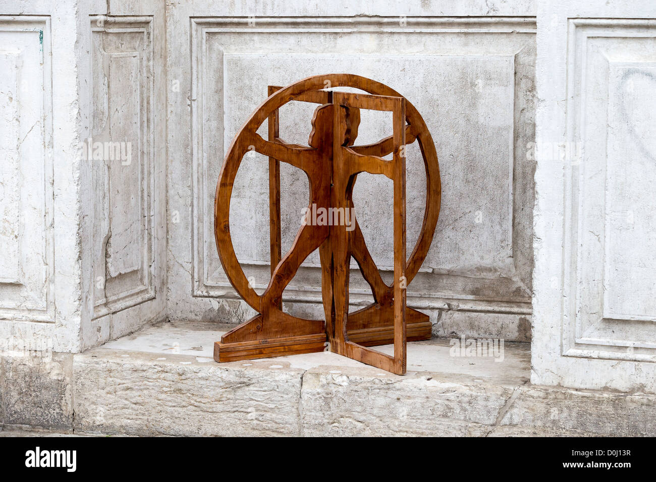 Une sculpture en bois illustrant Léonard de Vinci Homme de Vitruve Banque D'Images