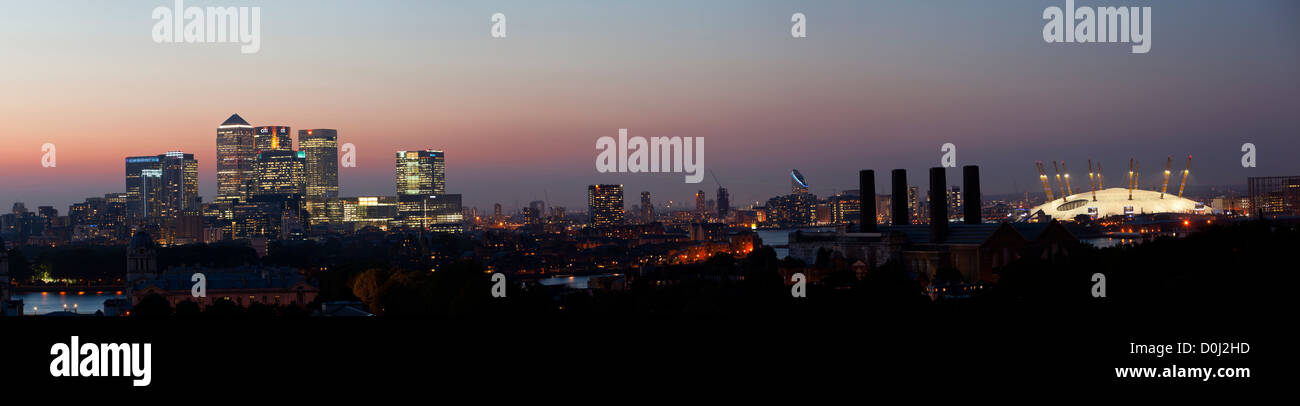 Une vue panoramique de la ville de Londres de nuit depuis l'Observatoire Royal de Greenwich. Banque D'Images