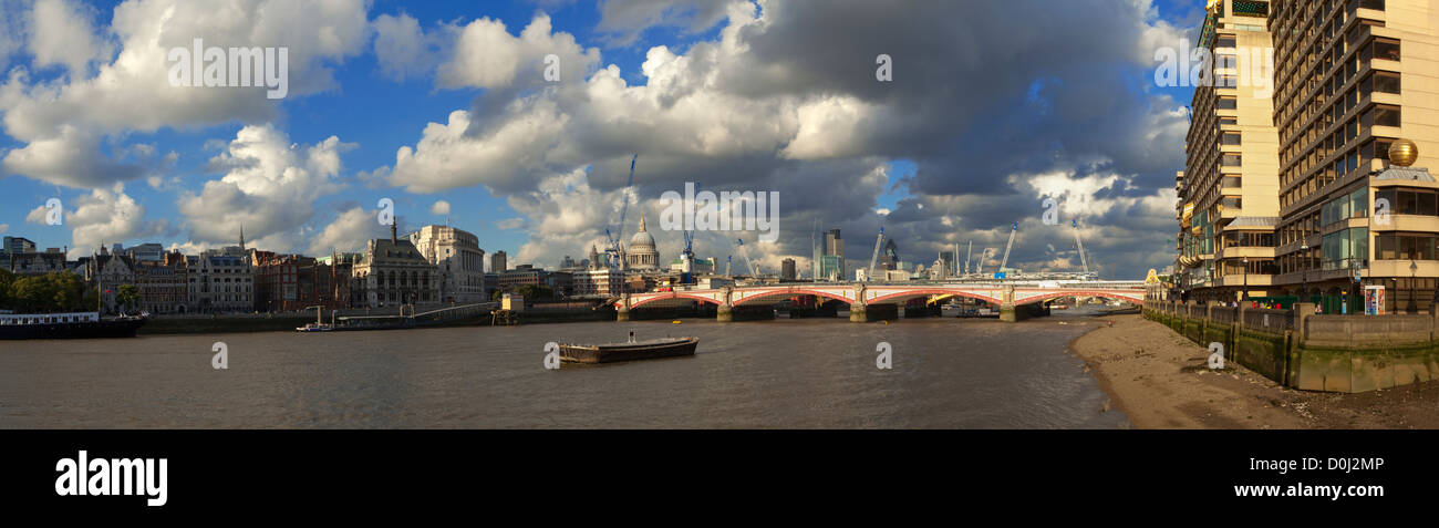Une vue panoramique sur la ville de Londres à partir de l'Afrique du remblai. Banque D'Images