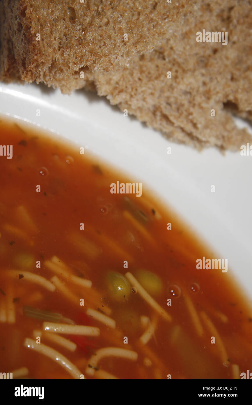 Close up image de Heinz minestrone avec du pain complet Banque D'Images