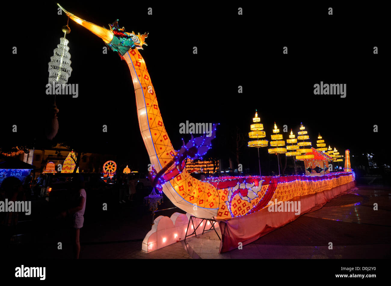 Une lanterne géante reproduisant un Thai Royal barge est à l'un des trois roi's Monument dans le cadre de Loy Krathong. La grande fête de la lumière et de l'eau est de débarrasser les gens de leurs soucis en libérant des ballons ou des flotteurs. Banque D'Images