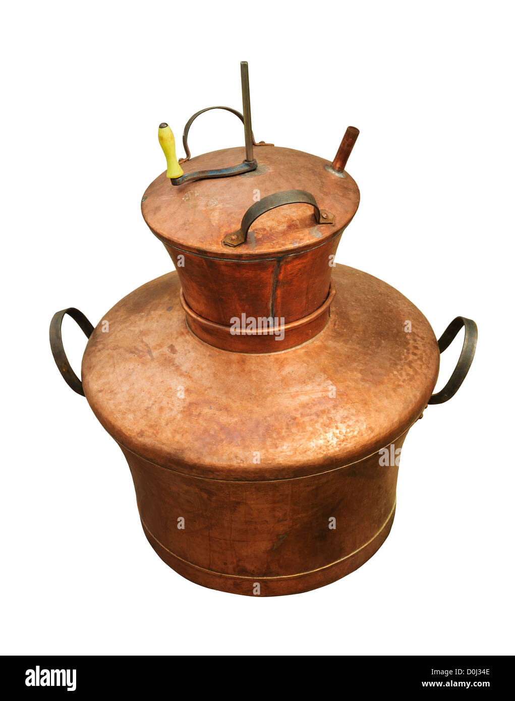 Chaudière en cuivre isolé sur fond blanc, utilisé pour obtenir une  eau-de-vie traditionnelle roumaine Photo Stock - Alamy