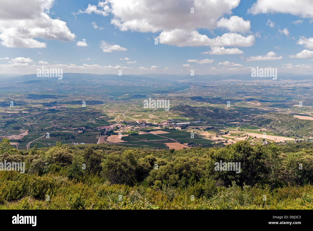 Vue sur la région viticole de Rioja de la Herrera le col de montagne dans le nord de l'Espagne Banque D'Images