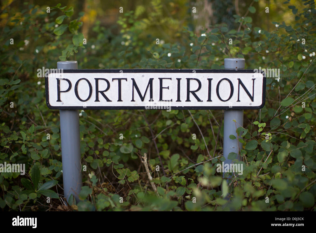 Vue générale de Portmeirion panneau routier. Le village a été conçu et construit par Sir Clough Williams-Ellis dans le Nord du Pays de Galles. Banque D'Images