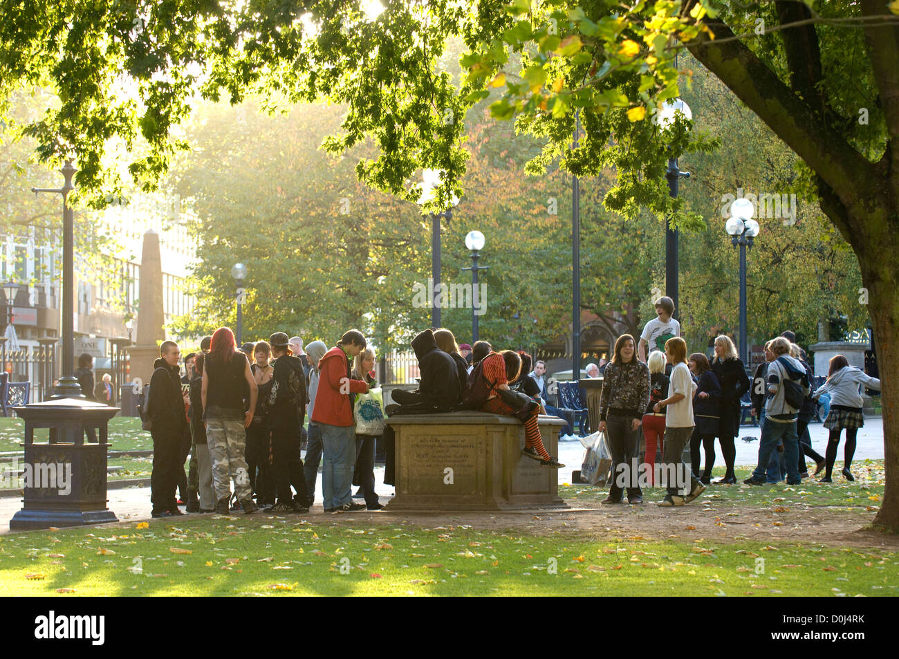 Les jeunes aiment se réunir dans un parc à Birmingham dans les Midlands de l'Ouest. Banque D'Images