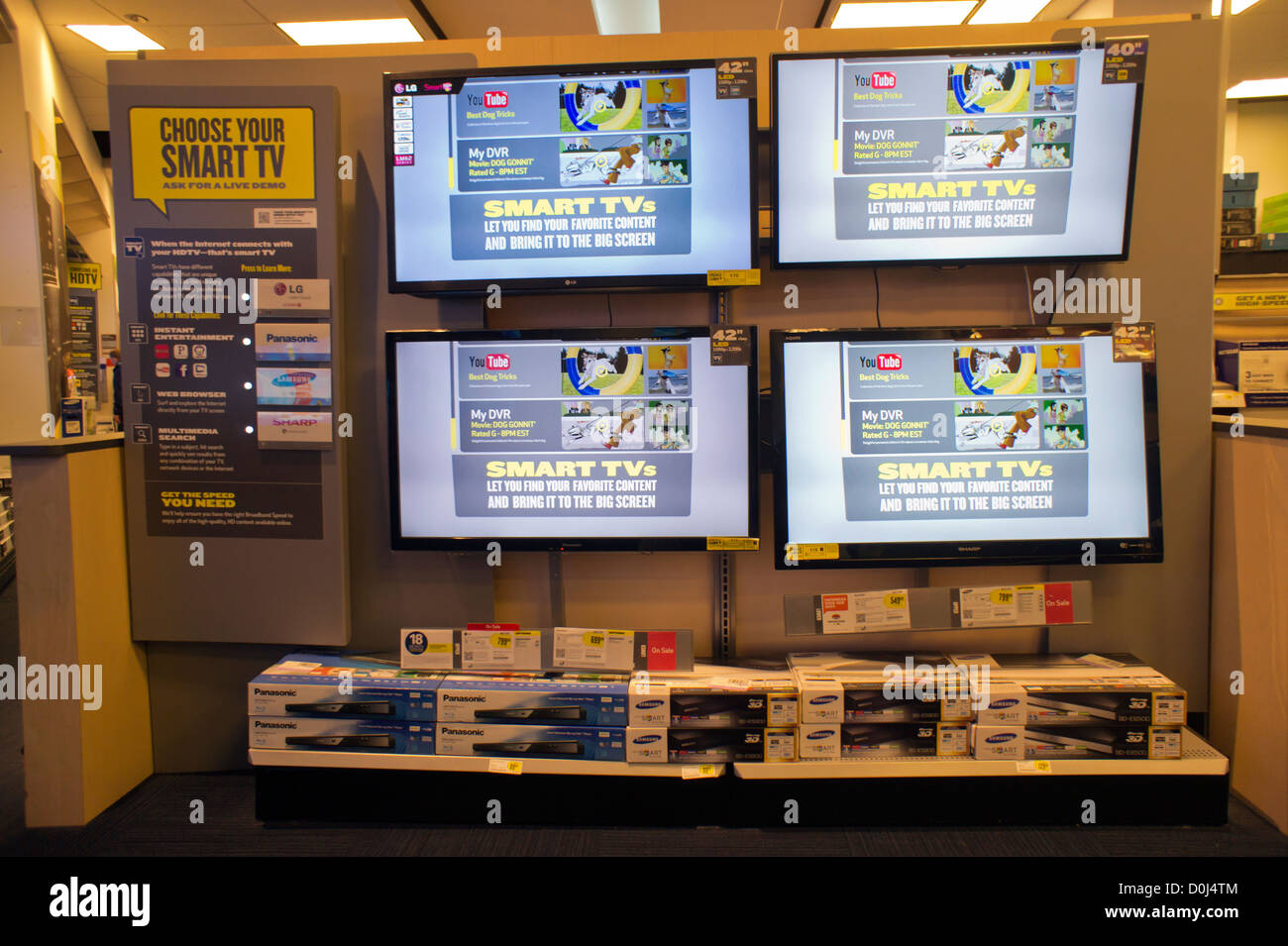 Les smart TV' afficher dans un magasin d'électronique Best Buy à New York le dimanche 25 novembre 2012. (© Richard B. Levine) Banque D'Images