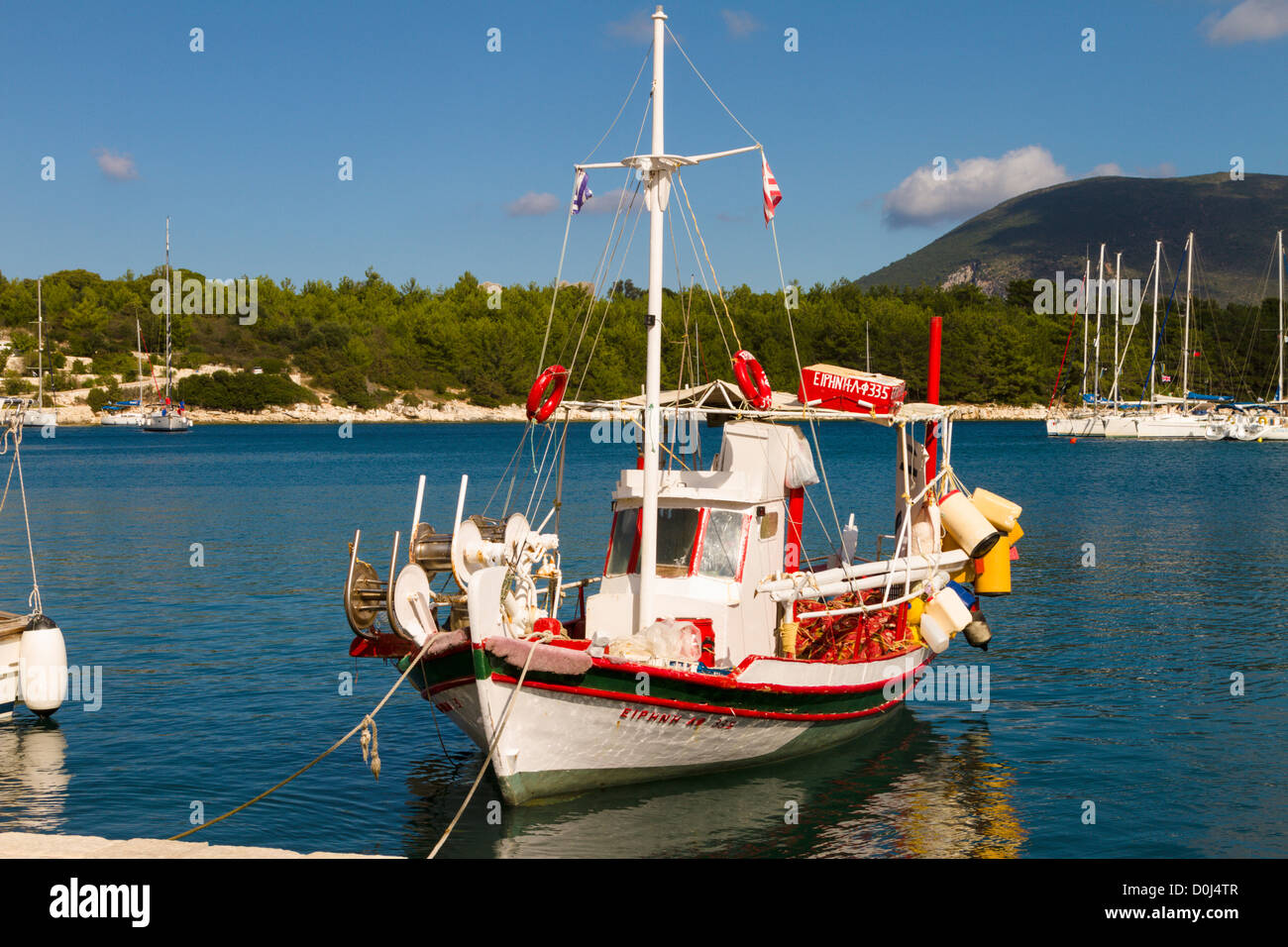 Bateau de pêche rouge et blanc amarré à Fiscardo Kefalonia, Grèce, Banque D'Images