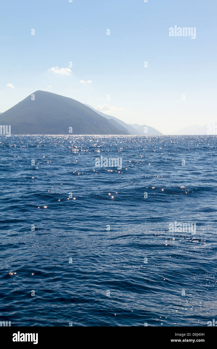 La montagne et la mer, Mer Ionienne, Grèce Banque D'Images
