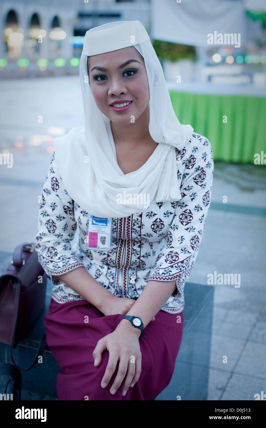 Royal Brunei Airlines flight attendant attend que son fauteuil élévateur, Brunei Banque D'Images