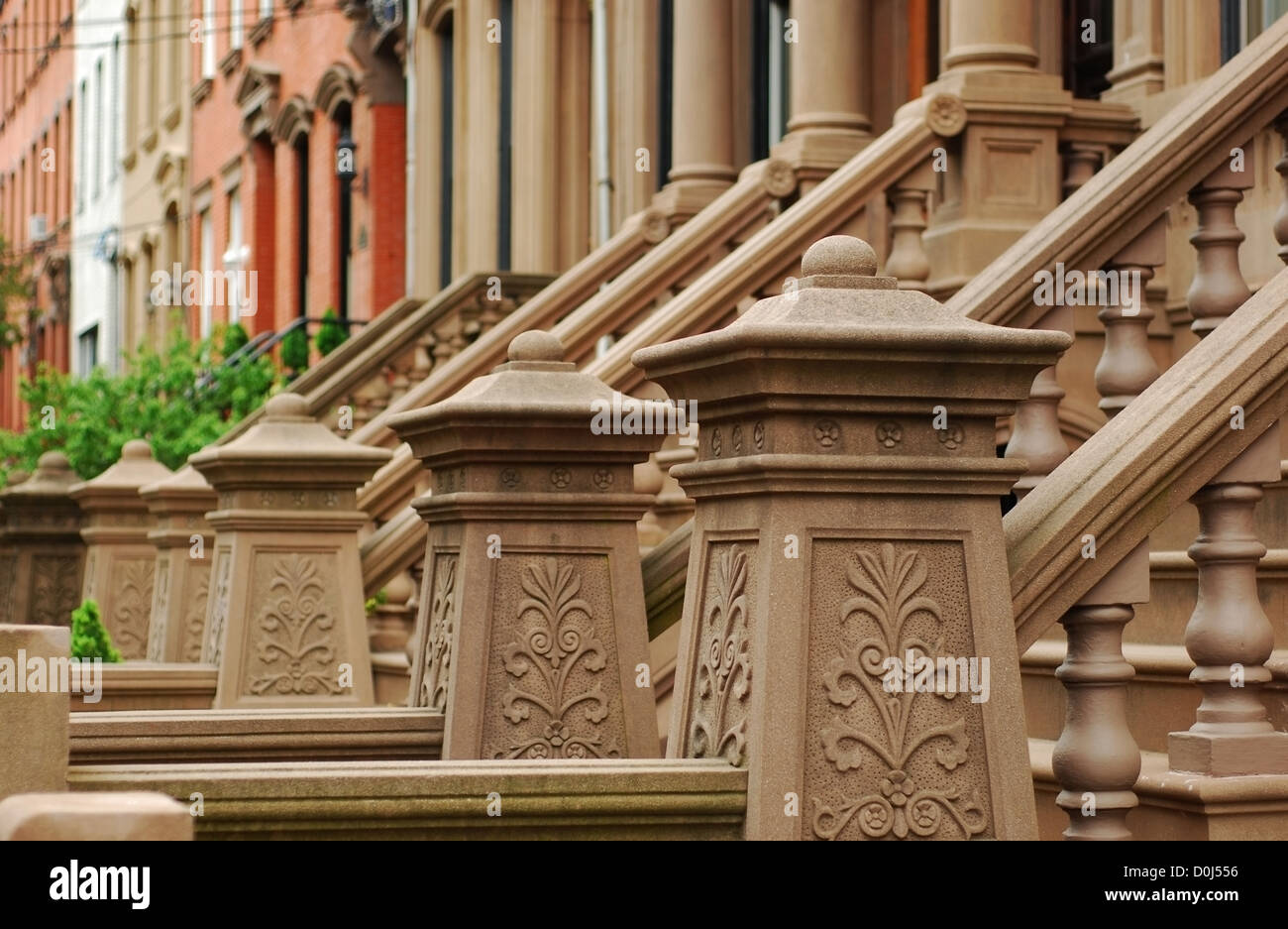 Rangée de maisons Brownstone à Hoboken, New Jersey avec des balustrades. Banque D'Images